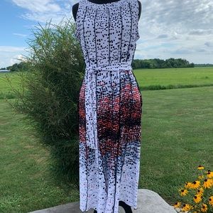 Sleeveless dress. Ties at waist.